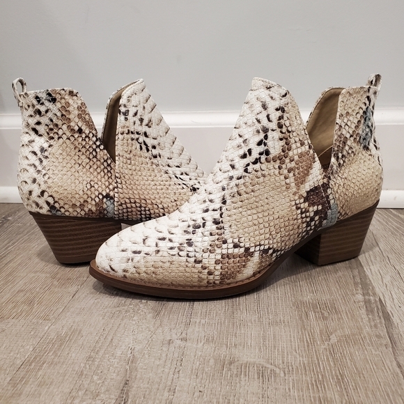 NEW CL by Chinese Laundry Cherish Bootie Beige - Picture 2 of 7